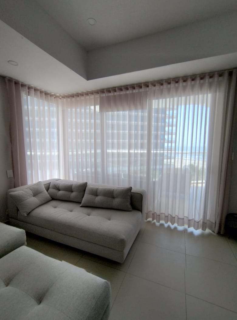 Cortinas elegantes en sala moderna